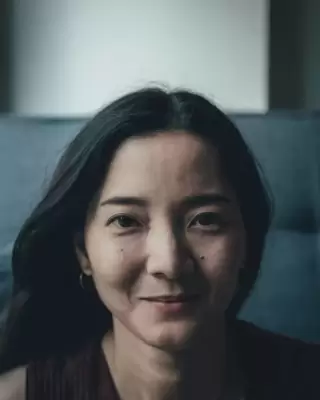 Gương mặt mẹ bé tươi cười dịu dàng, tóc đen xõa vai