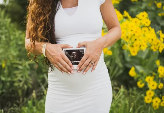 Mẹ bầu cầm ảnh siêu âm của em bé