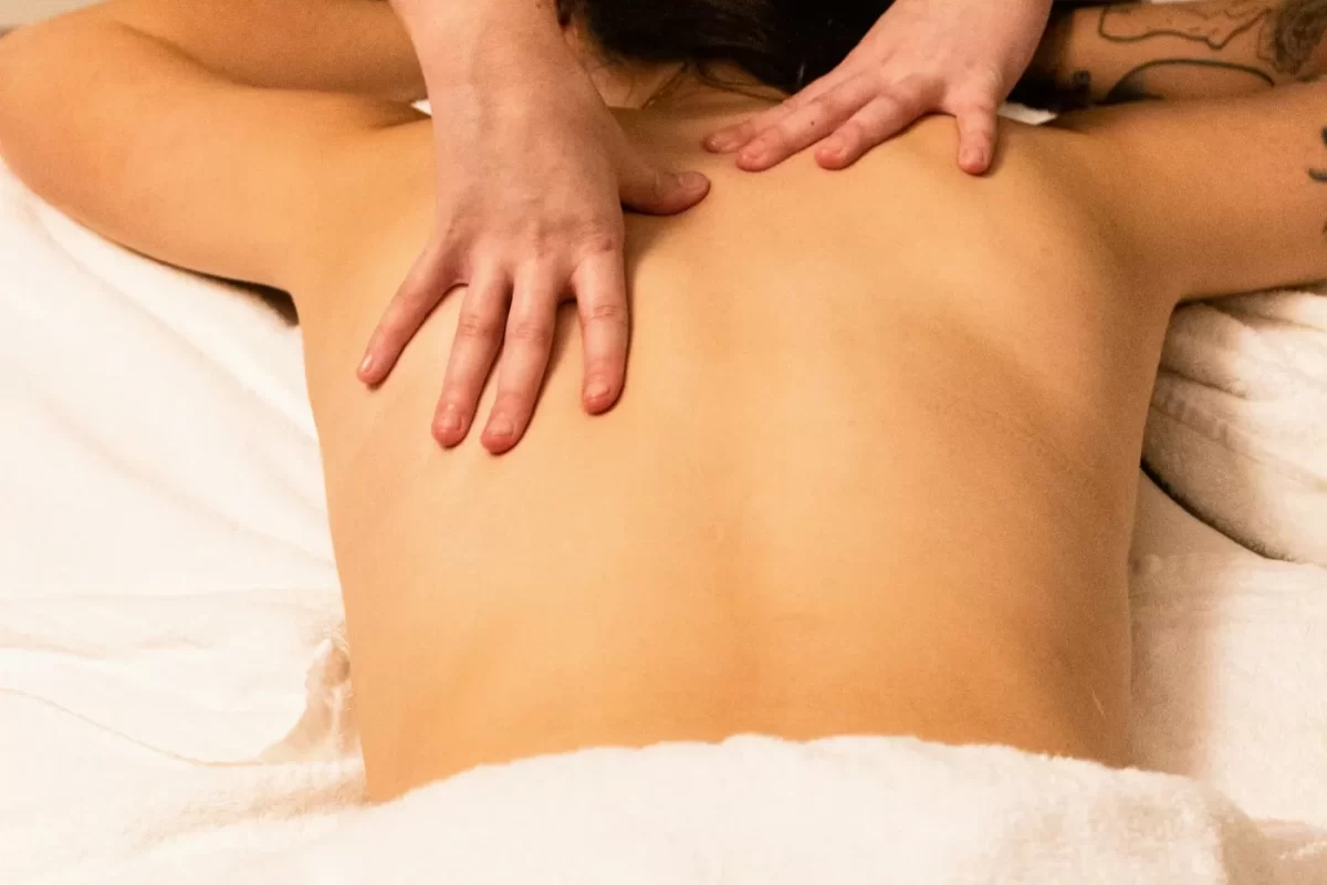 Massage phục hồi cho mẹ tại nhà của Mẹ Ơi