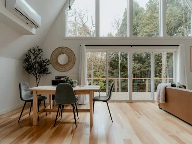 Phòng khách lắp sàn gỗ tự nhiên do Mộc Sàn thi công
