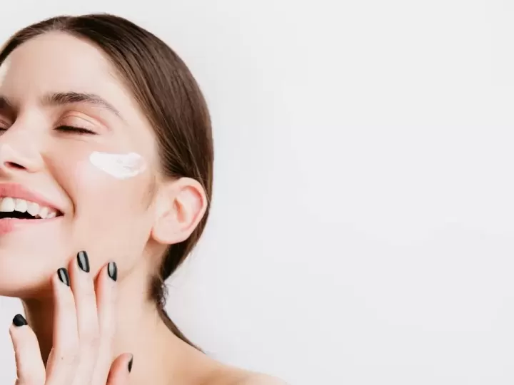 Người phụ nữ mỉm cười sau khi chăm da