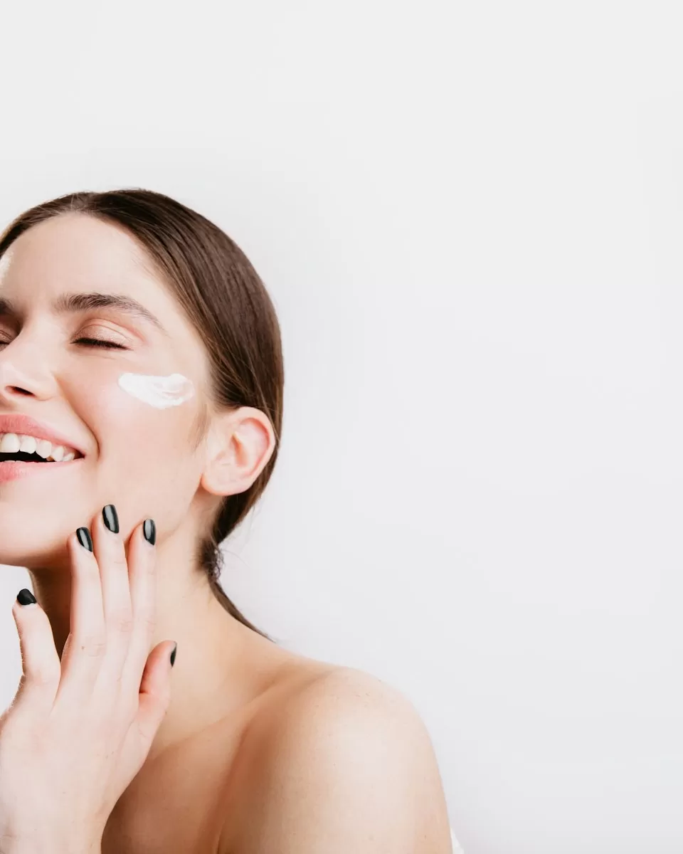 Người phụ nữ mỉm cười sau khi chăm da