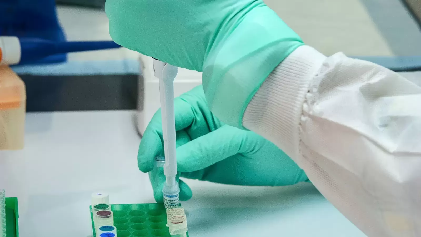 Pipet nhỏ dung dịch vào lọ