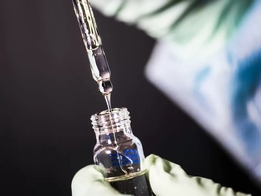 Nhỏ giọt dung dịch bằng pipet thủy tinh
