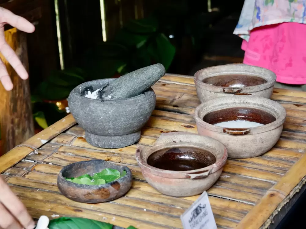 Cối chày và bát nguyên liệu trên chiếu tre