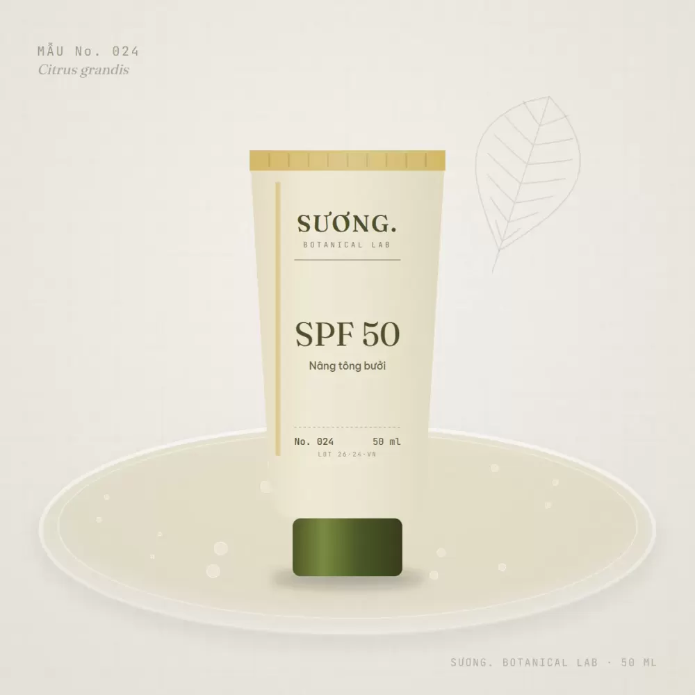 Kem chống nắng nâng tông Bưởi SPF 50 50 ml — chai mẫu No. 024 trên đĩa thạch