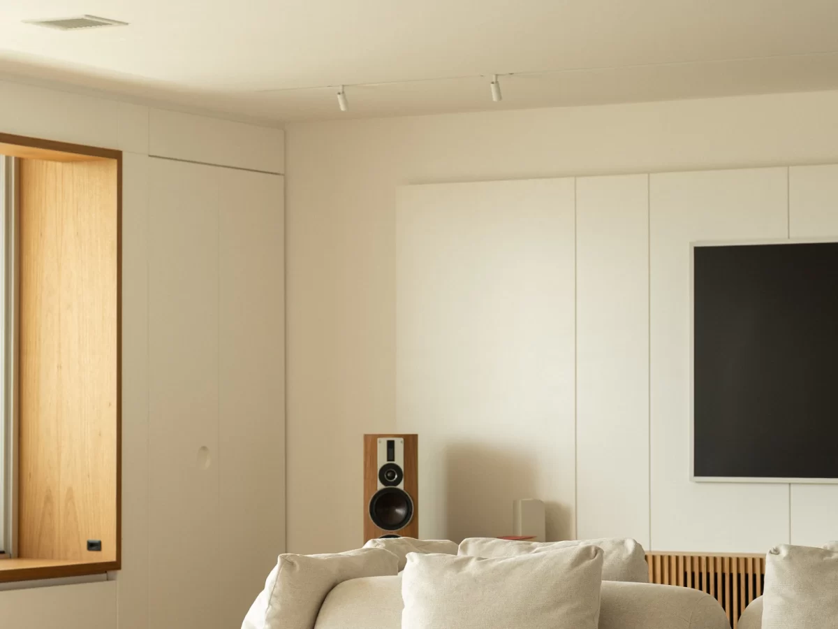 Phòng khách căn hộ với bộ sofa góc rộng rãi và loa