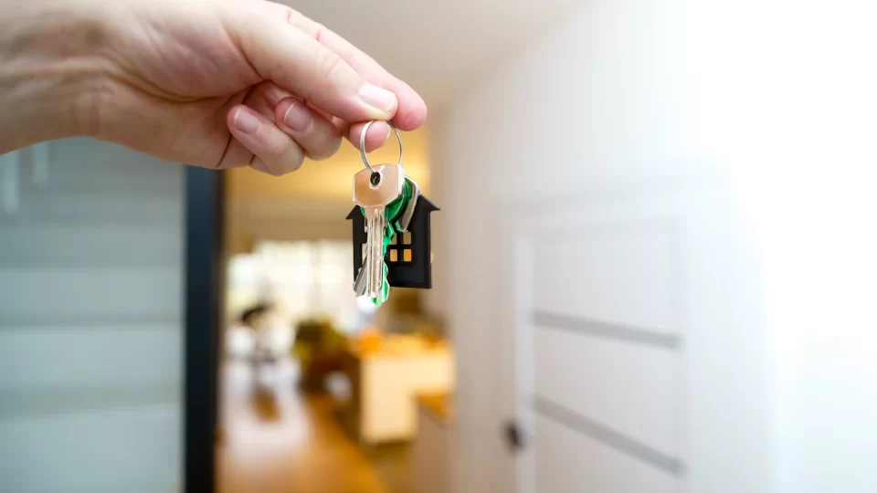 Tay cầm chìa khoá nhà trước cửa ra vào căn hộ mới