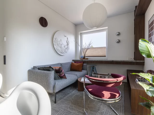 Phòng khách nhỏ sáng sủa với sofa và cách trang trí gọn gàng