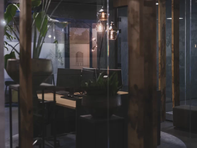 Nội thất văn phòng hiện đại với bàn làm việc và cây xanh