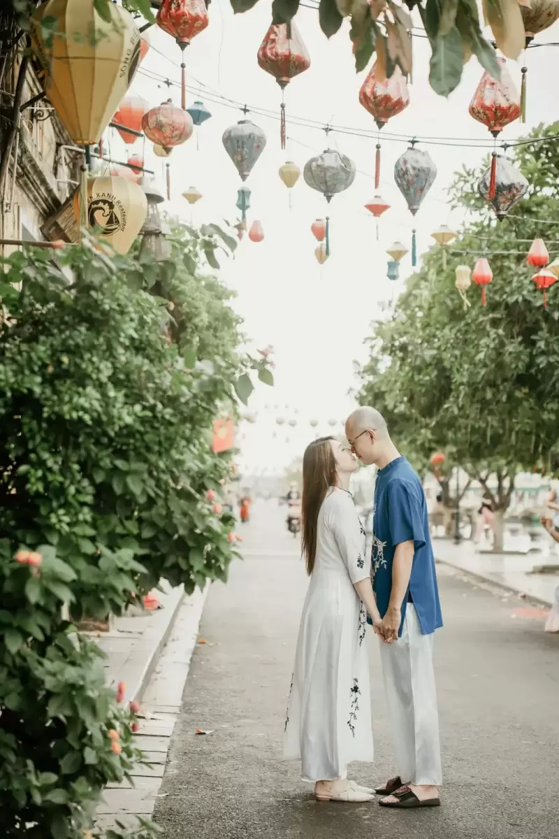 Ảnh cưới Hội An phong cách Cổ điển: cặp đôi ôm nhau trên phố dưới những chiếc đèn lồng nhiều màu