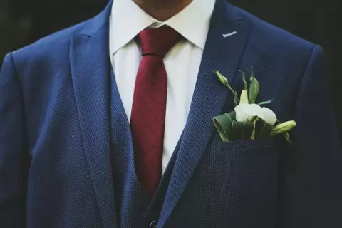 Ảnh cưới Đà Lạt phong cách Cổ điển: chú rể vest xanh đen, cà vạt đỏ rượu và hoa cài áo