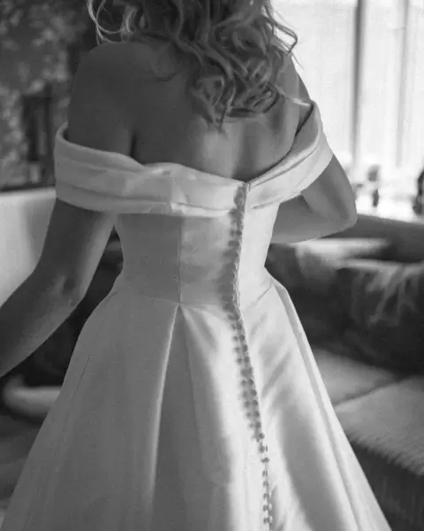 Ảnh cưới Đà Lạt phong cách Cổ điển: lưng cô dâu váy satin cúc bọc, ảnh đen trắng
