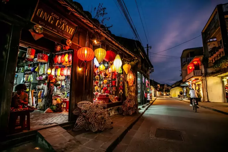 Phố cổ lên đèn lồng rực rỡ lúc chạng vạng