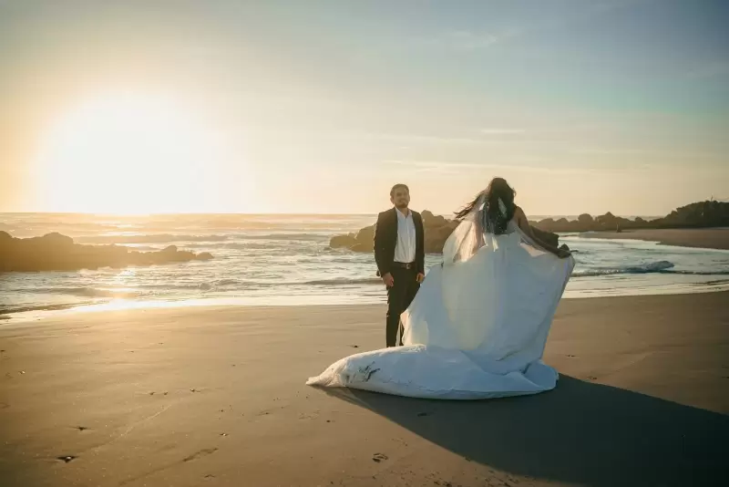 Ảnh cưới Phú Quốc phong cách Ngoại cảnh: cô dâu chú rể đứng ôm nhau trên bãi biển lúc hoàng hôn