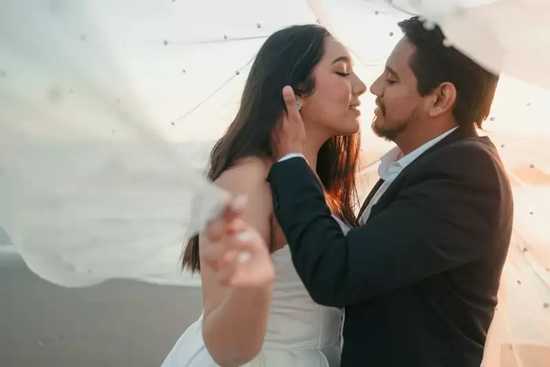 Ảnh cưới Phú Quốc phong cách Ngoại cảnh: cô dâu chú rể áp trán nhau sau lớp voan mỏng