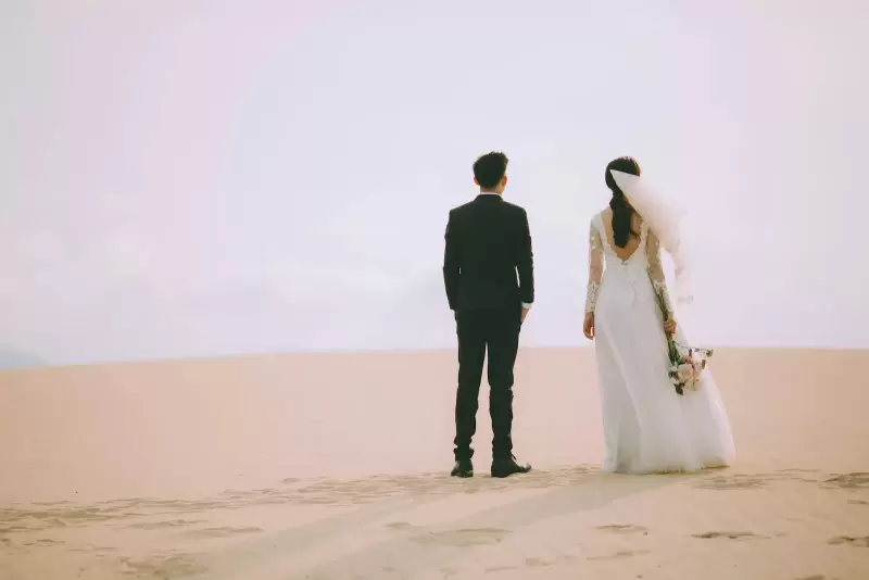 Chụp ảnh cưới Mũi Né: cô dâu chú rể đứng quay lưng trên đồi cát rộng