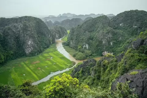 Chụp ảnh cưới Ninh Bình: cánh đồng lúa và dòng sông uốn quanh núi đá vôi
