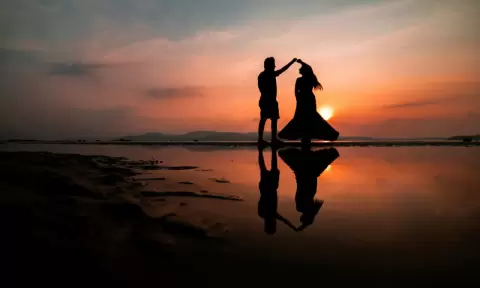 Chụp ảnh cưới Phú Quốc: hai bóng người khiêu vũ trên bãi biển lúc hoàng hôn