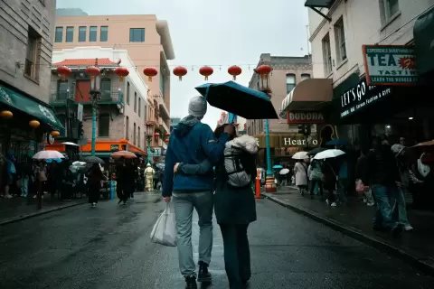 Ảnh cưới Sài Gòn phong cách Phóng sự: cặp đôi che ô đi giữa con phố đèn lồng