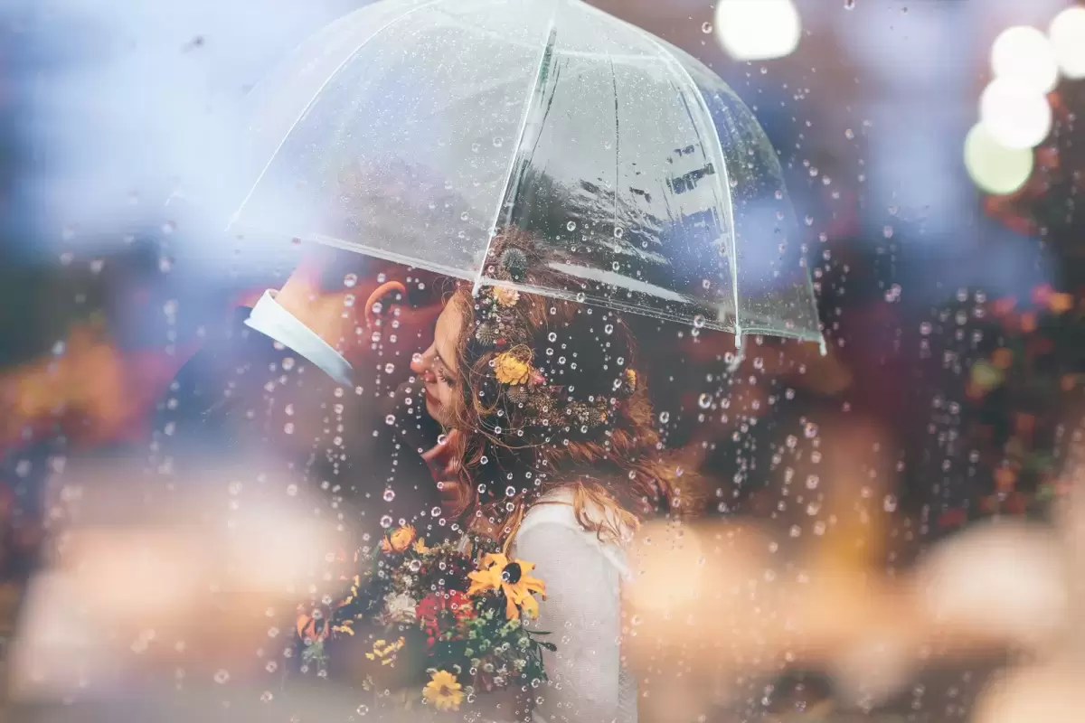 Ảnh cưới Sài Gòn phong cách Phóng sự: chiếc ô trong suốt đọng nước mưa, ánh đèn mờ phía sau