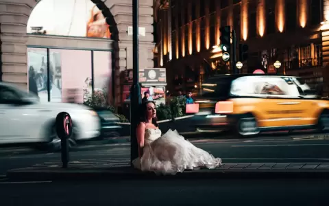 Ảnh cưới Sài Gòn phong cách Phóng sự: cô dâu váy xoè ngồi giữa đường phố về đêm