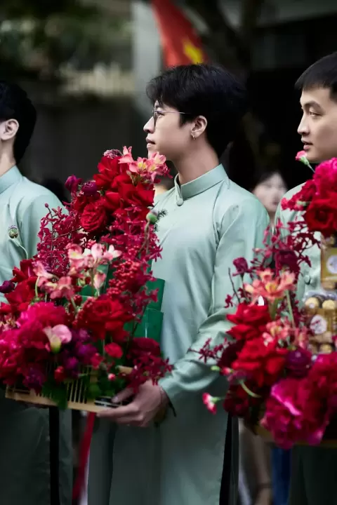 Ảnh cưới Ninh Bình phong cách Phóng sự: đoàn rước dâu cầm hoa đỏ rực trong tà áo dài