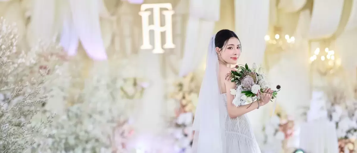 Ảnh cưới Ninh Bình phong cách Phóng sự: cô dâu và chú rể bên bức phông trắng trước giờ làm lễ