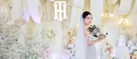 Ảnh cưới Ninh Bình phong cách Phóng sự: cô dâu và chú rể bên bức phông trắng trước giờ làm lễ
