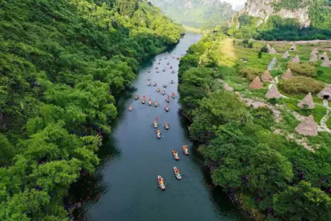 Ảnh cưới Ninh Bình phong cách Phóng sự: những chiếc thuyền nhỏ xuôi dòng sông giữa núi đá và cây xanh
