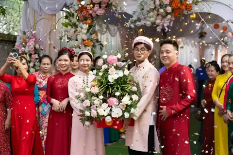 Ảnh cưới Ninh Bình phong cách Phóng sự: người thân áo dài cầm bó hoa trong ngày cưới