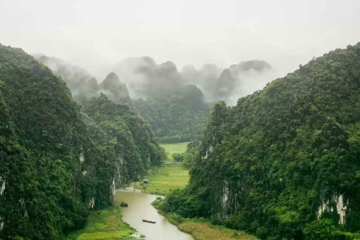 Ảnh cưới Ninh Bình phong cách Phóng sự: dòng sông uốn quanh núi đá phủ sương mỏng