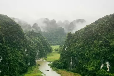 Ảnh cưới Ninh Bình phong cách Phóng sự: dòng sông uốn quanh núi đá phủ sương mỏng