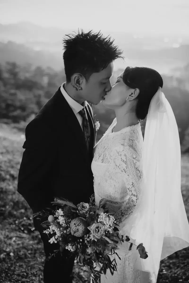 Ảnh cưới Ninh Bình phong cách Phóng sự: cô dâu chú rể hôn nhau, bó hoa trong tay