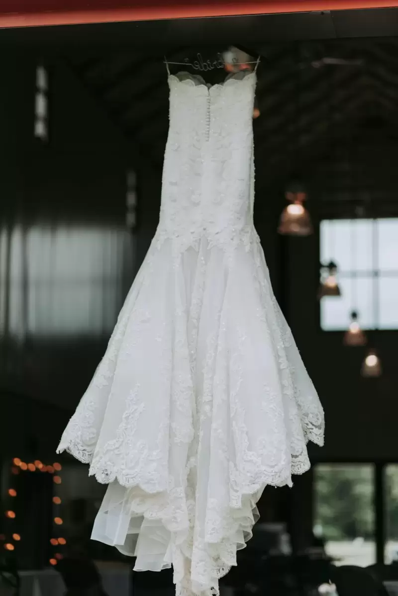 Váy lụa tay phồng Bạch Yến – váy cưới và trang phục cưới tại NHÂN DUYÊN: váy cưới ren đuôi cá treo trên móc trong phòng tối
