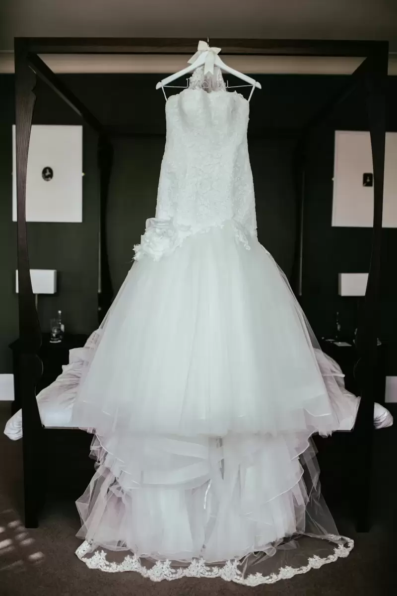 Váy satin đuôi dài Hoàng Lan – váy cưới và trang phục cưới tại NHÂN DUYÊN: váy cưới dáng xòe công chúa treo trước hai ô cửa