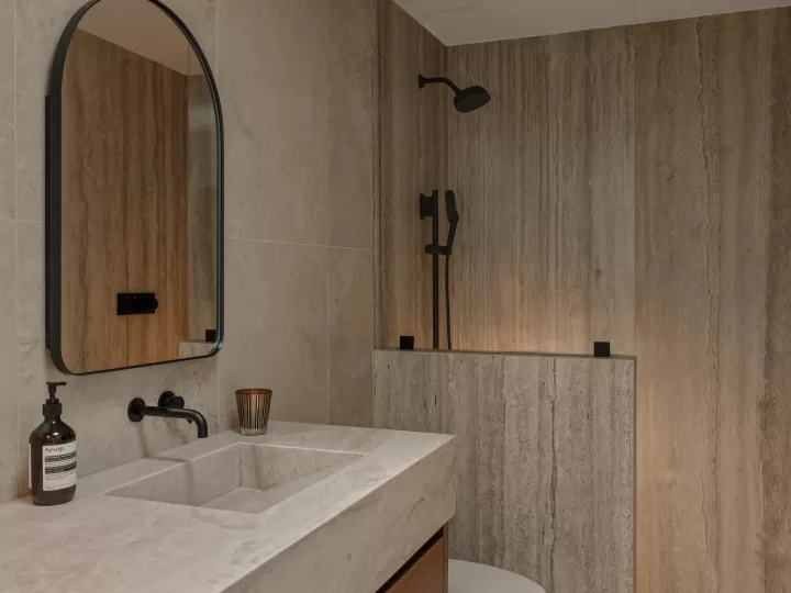 Phòng tắm ốp đá tự nhiên, bàn lavabo gỗ
