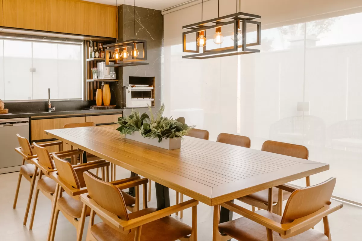 Phòng ăn với bàn gỗ và ghế tông sáng