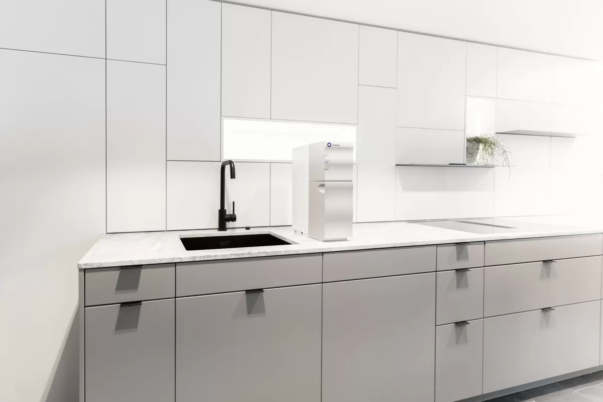 Căn bếp tủ trắng gọn gàng sau khi thi công hoàn thiện