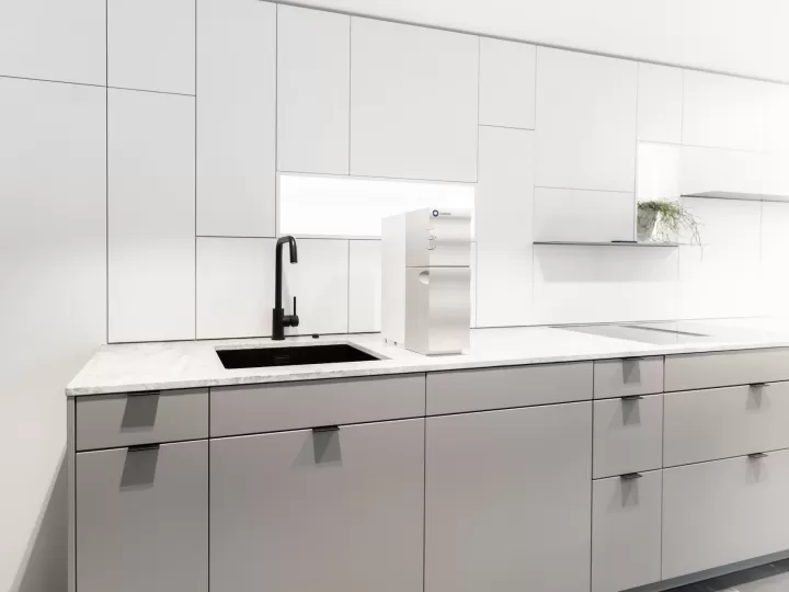 Căn bếp tủ trắng gọn gàng sau khi thi công hoàn thiện