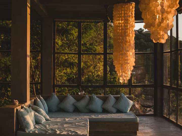 Phòng khách với ghế sofa đặt cạnh cửa sổ lớn