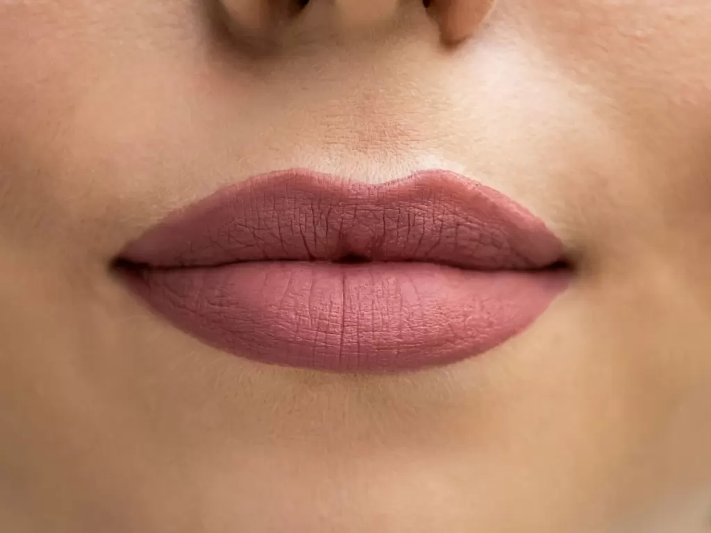 Cận cảnh đôi môi đầy, chính diện, son nude hồng