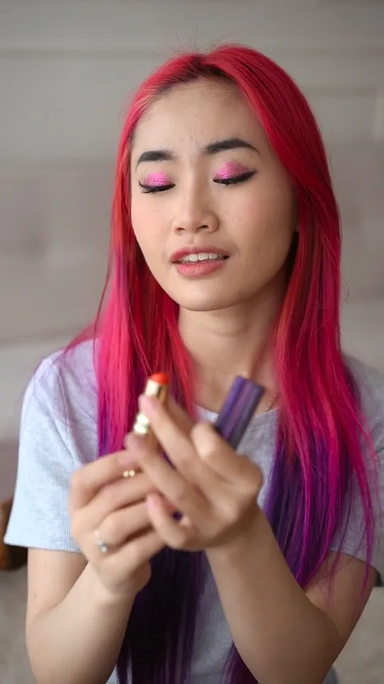 Khung hình video: Cầm thỏi son chuẩn bị đi chơi.