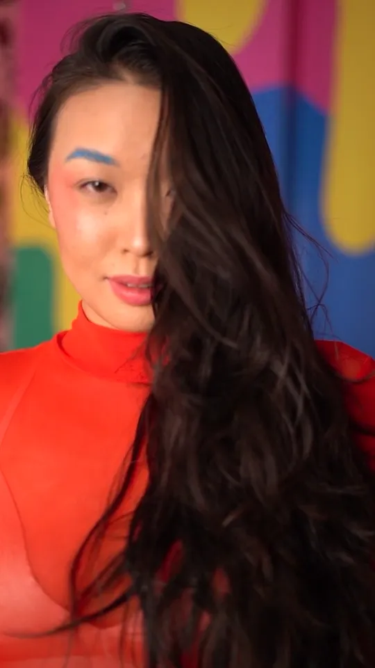 Khung hình video: Look cá tính trước tường màu.