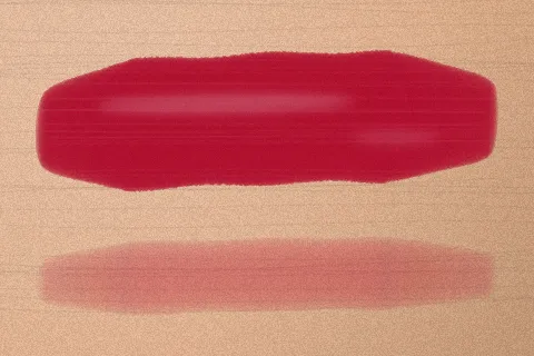 Swatch màu Đỏ Cherry trên da trung bình sáng