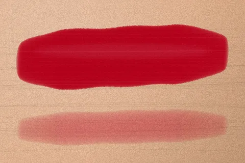 Swatch màu Đỏ Cổ Điển trên da trung bình sáng