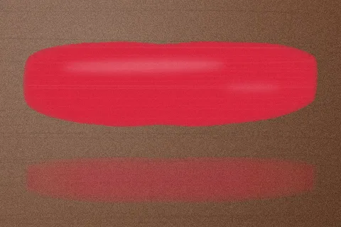 Swatch Son tint bóng Ớt Ngọt màu Đỏ Dâu trên da ngăm đậm