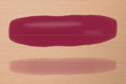 Swatch Son tint bóng Ớt Ngọt màu Đỏ Mận trên da trung bình sáng
