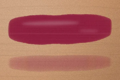 Swatch Son tint bóng Ớt Ngọt màu Đỏ Mận trên da trung bình