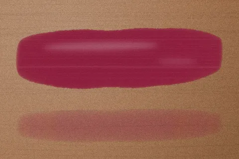 Swatch Son tint bóng Ớt Ngọt màu Đỏ Mận trên da ngăm